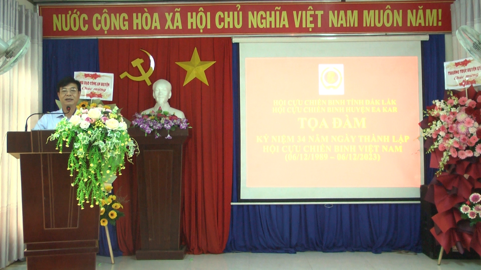 Hình chú thành toàn cảnh CCB